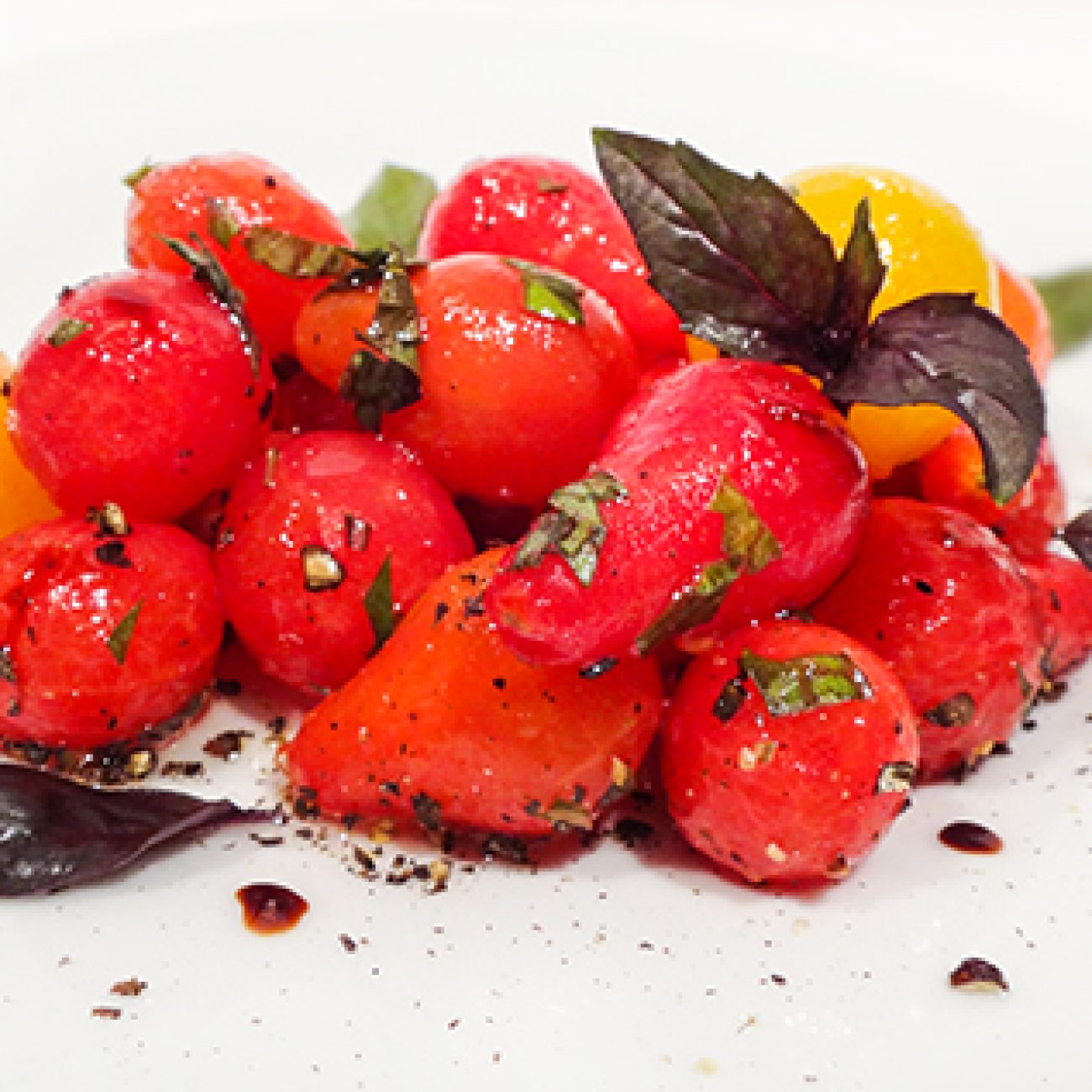 Салат из голеньких помидоров (Naked Cherry Tomato Salad)