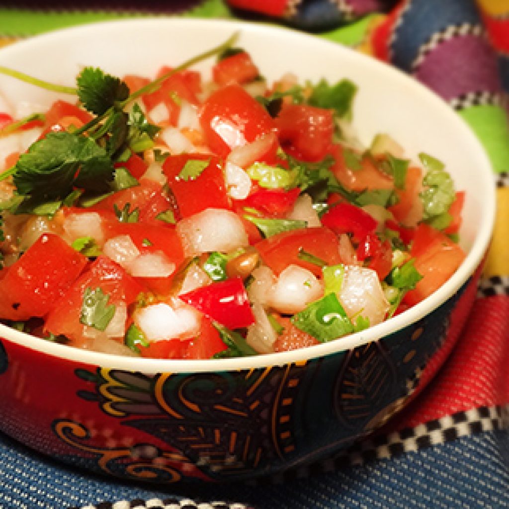 Томатная сальса с чесноком и базиликом