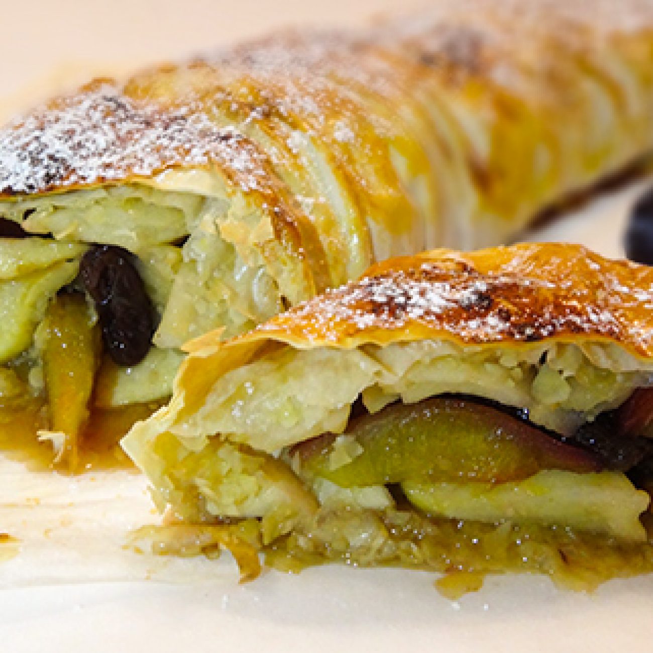 Штрудель из теста фило с яблоками и сливами (Strudel of Filo Pastry)