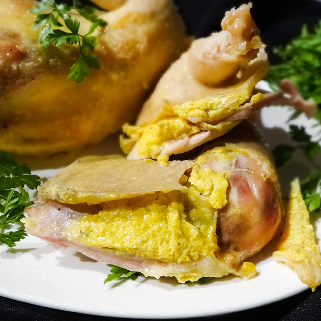 Вкусная курица, фаршированная сырым яйцом