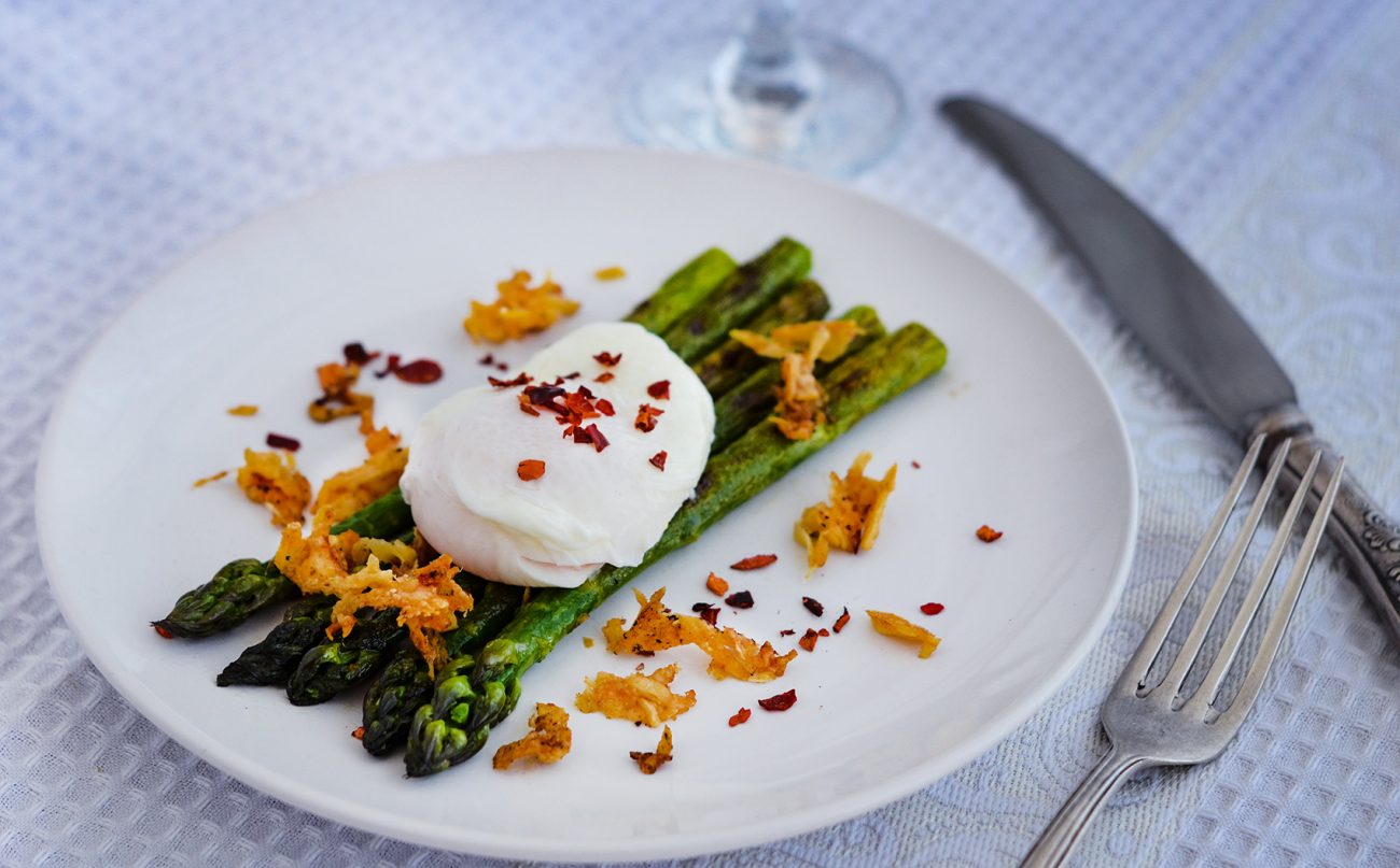 Яйцо пашот со спаржей и пармезаном (Egg Poached with Asparagus and Parmesan)