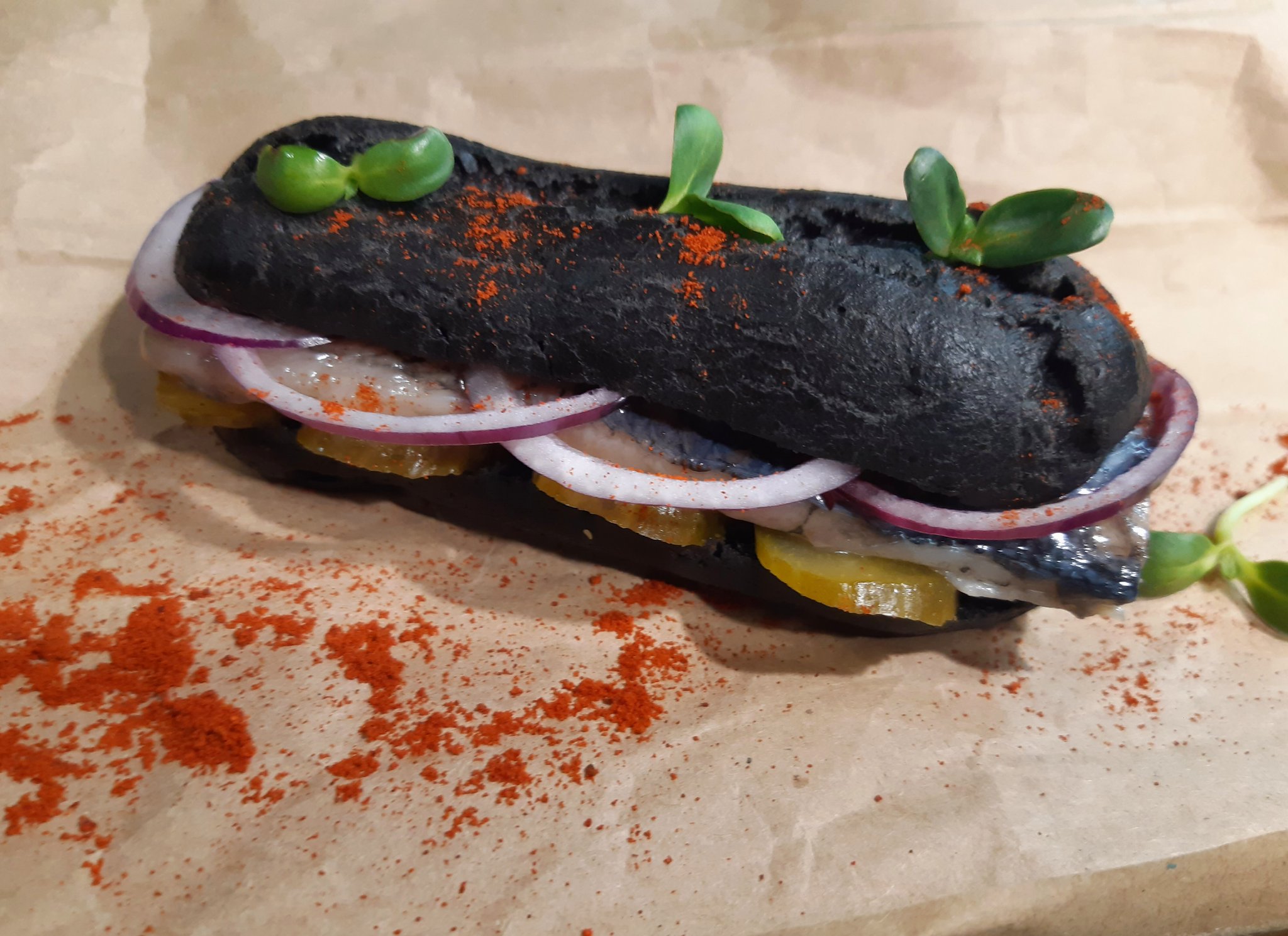 Черный эклер с селедкой (Black Eclair with Herring)