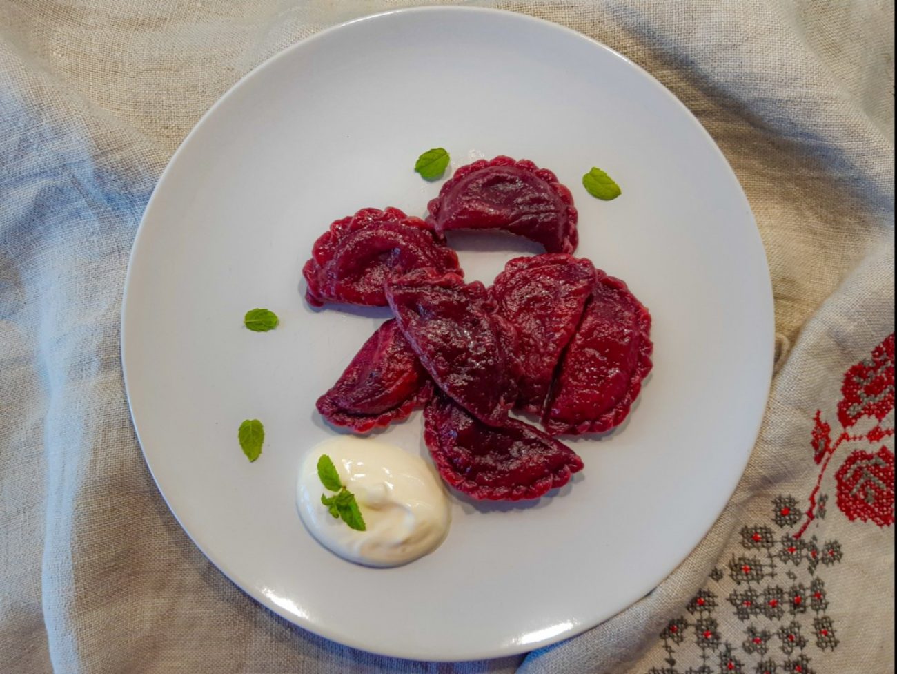 Красные вареники с маком (Red Dumplings with Poppy Seeds)