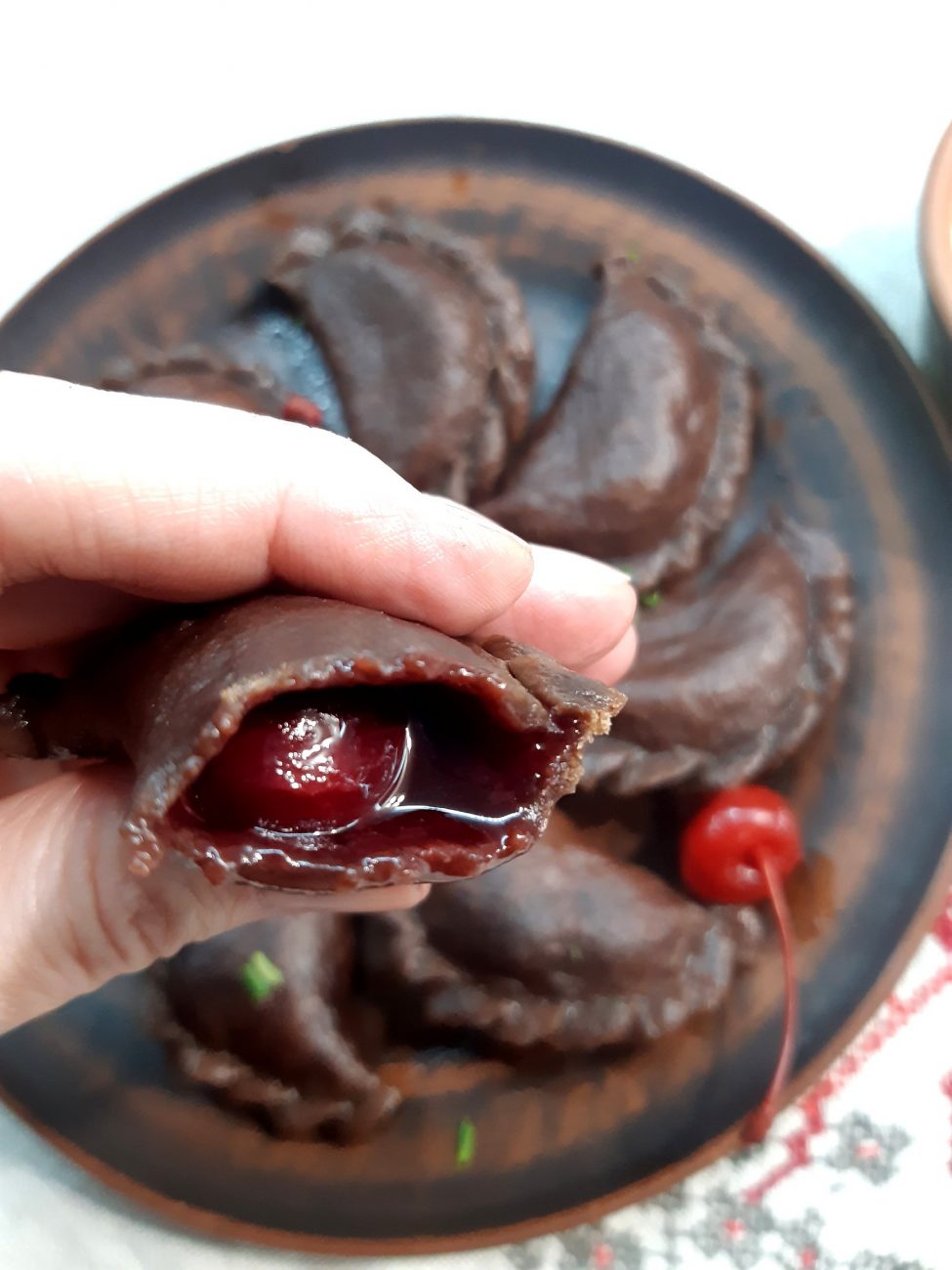 Шоколадные вареники с вишней и заварным ванильным кремом (Chocolate