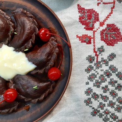 Шоколадные вареники с вишней и заварным ванильным кремом (Chocolate Dumplings with Cherries and Custard)