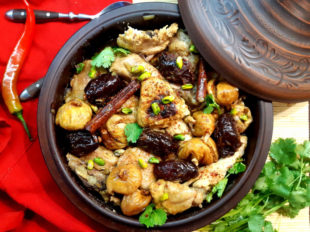 Тажин с курицей, инжиром и финиками (Tagine with chicken, figs and dates)